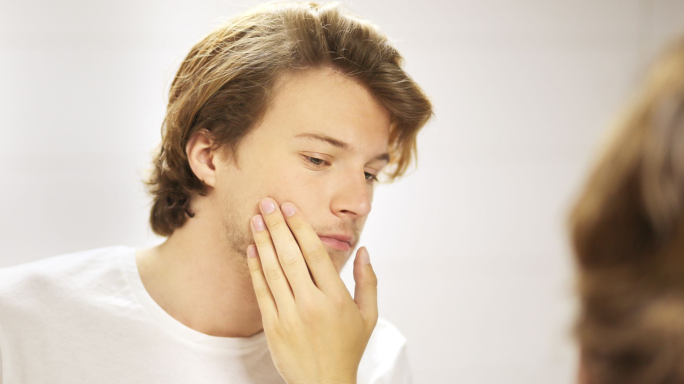 Acnee fungică: ce este foliculita cu Malassezia și când mergi la dermatolog