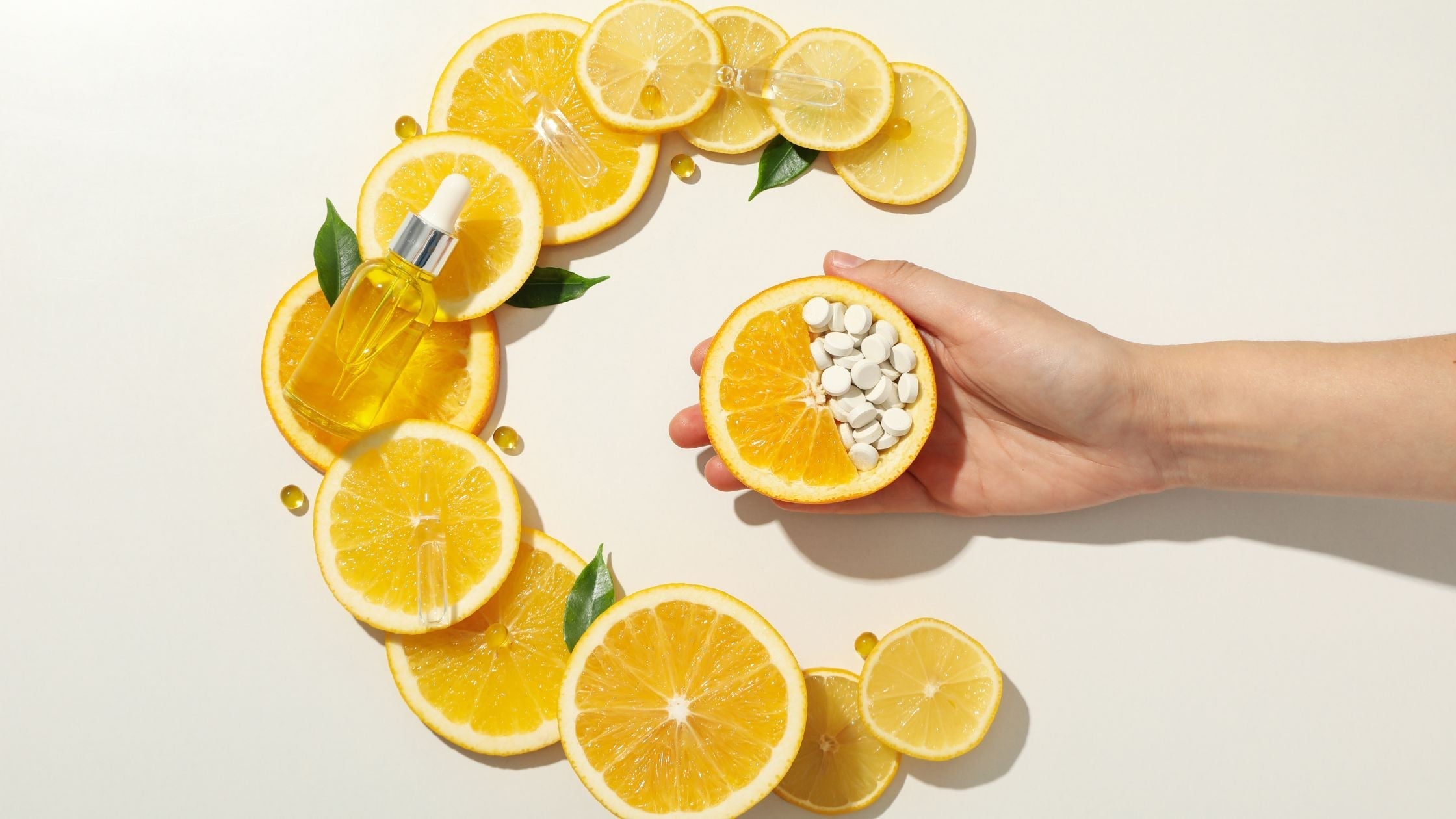 Vitamina C pentru ten acneic: la ce ajută cu adevărat (și la ce nu)